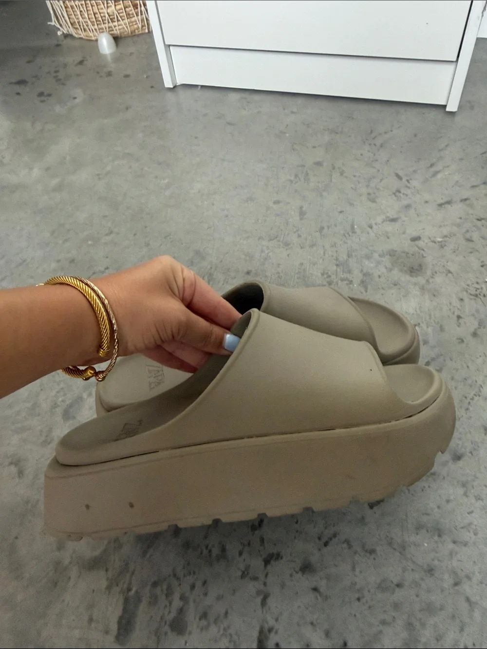 ZARA Foam Slide Sandals in Taupe - Picture 3 of 8